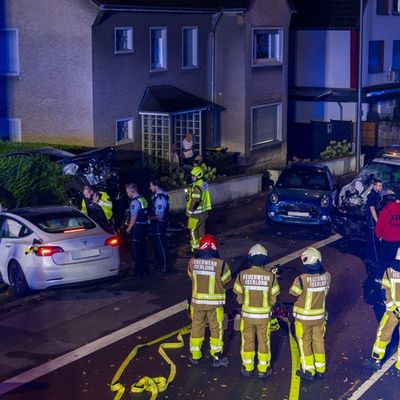 FW-MK: PKW kollidiert mit drei Fahrzeugen in Letmathe