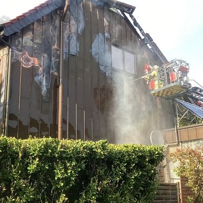 FW-OB: Dachstuhlbrand in voller Ausdehnung - Einsatzkräfte weiterhin mit Nachlöscharbeiten beschäftigt