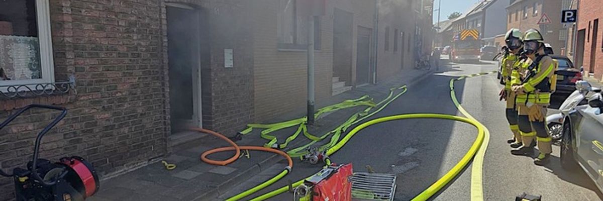 FW Grevenbroich: Schnelles Eingreifen der Grevenbroicher Feuerwehr bei Kellerbrand verhindert großen Schaden / Wäschetrockner in Brand geraten