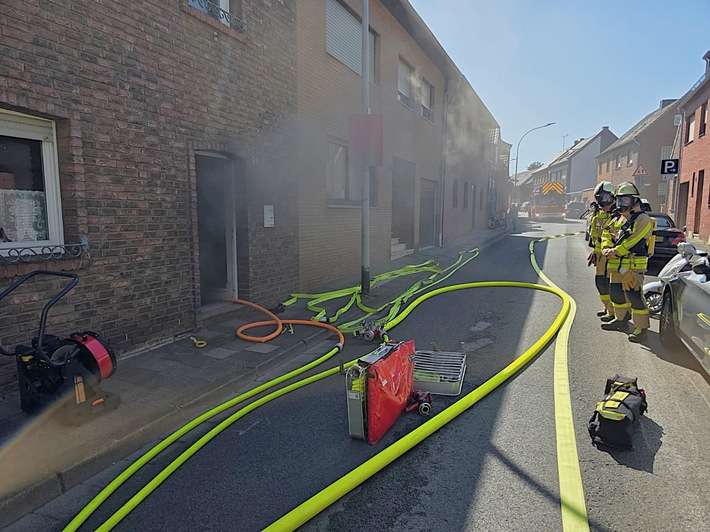 FW Grevenbroich: Schnelles Eingreifen der Grevenbroicher Feuerwehr bei Kellerbrand verhindert großen Schaden / Wäschetrockner in Brand geraten