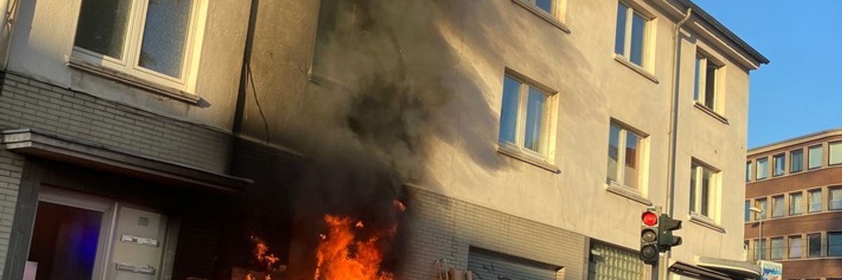 FW-MH: Brennender Unrat greift auf Wohngebäude über