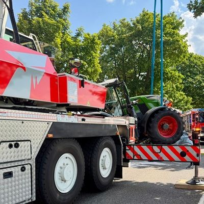 FW Bergheim: Verkehrsunfall zwischen Traktor und Pkw in Bergheim-Rheidt - Fahrer verstirbt trotz aufwendiger Rettungsmaßnahmen