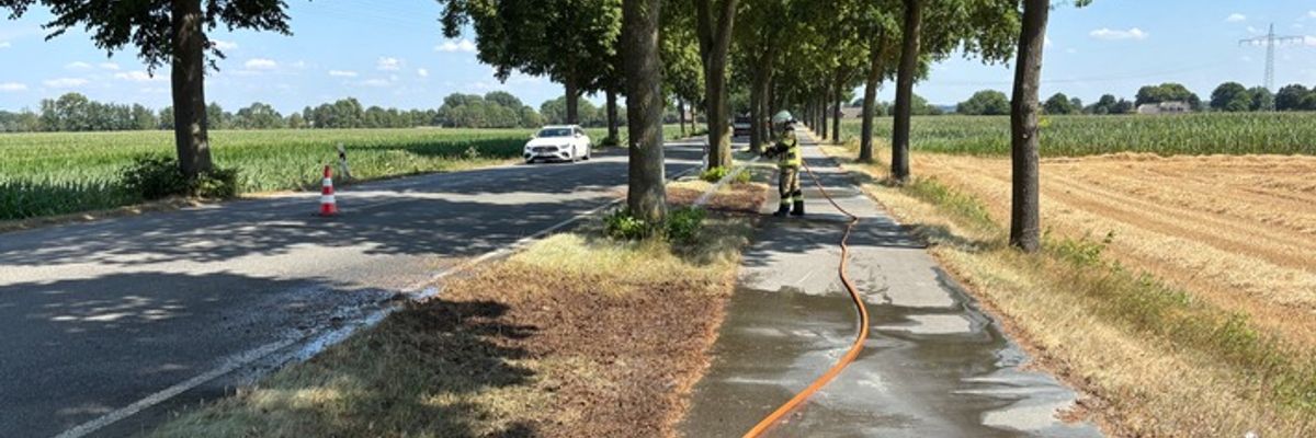 FW Xanten: Flächenbrand an der B57 - Feuerwehr löscht brennenden Grünstreifen