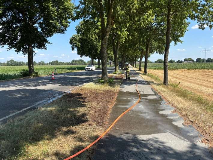 FW Xanten: Flächenbrand an der B57 - Feuerwehr löscht brennenden Grünstreifen