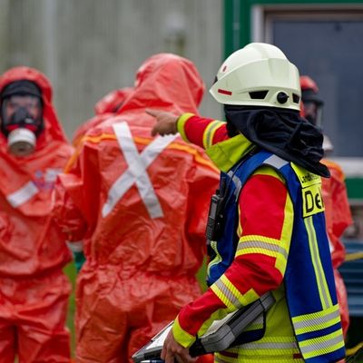 FW Lüchow-Dannenberg: +++ Großeinsatz bei Industrieunternehmen in Dannenberg +++ Feuerwehr kämpft stundenlang gegen Gefahrstoffaustritt +++