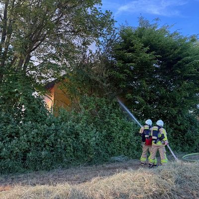 FW-EN: Dachstuhlbrand - Feuerwehr Hattingen verhindert Übergreifen der Flammen