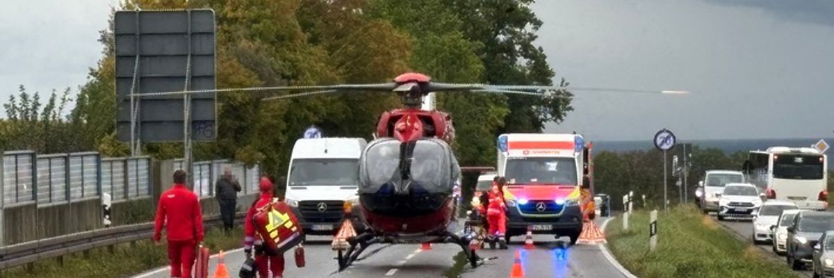 KFV Bodenseekreis: B31: LKW rammt Bus und Auto