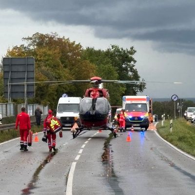 KFV Bodenseekreis: B31: LKW rammt Bus und Auto