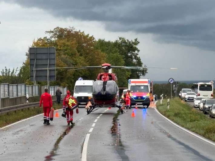 KFV Bodenseekreis: B31: LKW rammt Bus und Auto