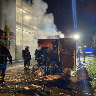 FW-MK: Müllpresse an der Eissporthalle in Brand geraten