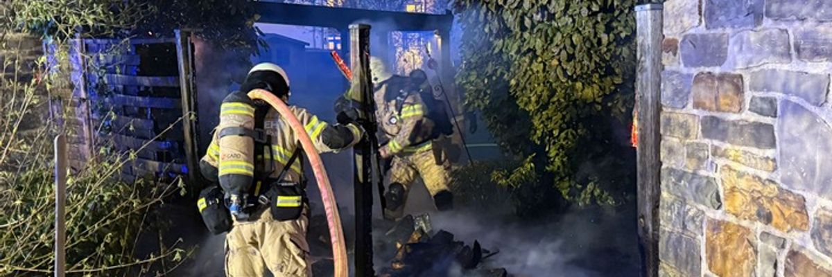 FW-GL: Drei Einsätze an einem Abend - Brandbekämpfung in Heidkamp, Hebborn und Herkenrath - Eine verletzte Person durch Brandrauch