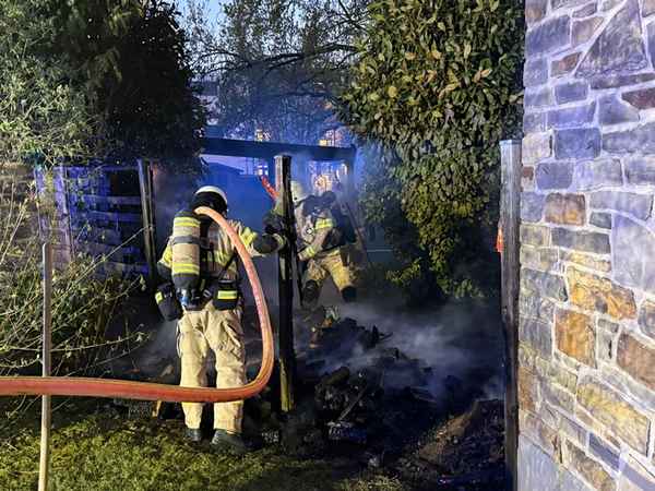 FW-GL: Drei Einsätze an einem Abend - Brandbekämpfung in Heidkamp, Hebborn und Herkenrath - Eine verletzte Person durch Brandrauch