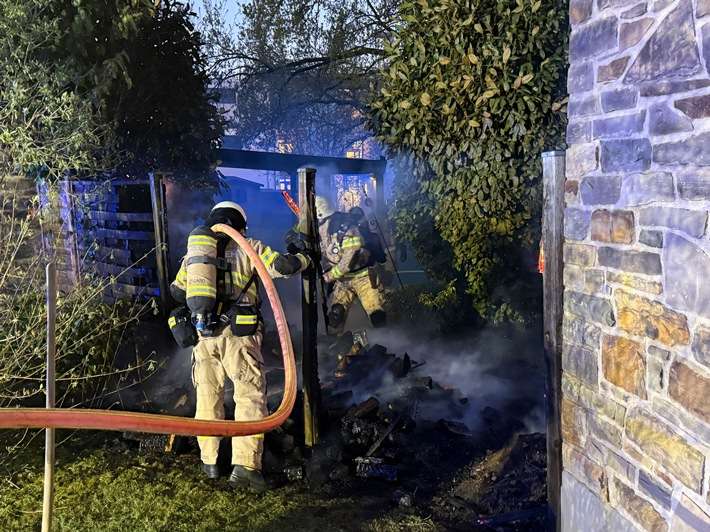 FW-GL: Drei Einsätze an einem Abend - Brandbekämpfung in Heidkamp, Hebborn und Herkenrath - Eine verletzte Person durch Brandrauch