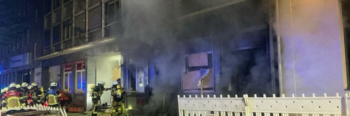 FW-E: Kellerbrand in leerstehendem Gebäude in der Essener Innenstadt - vier Personen mit Brandfluchthauben gerettet