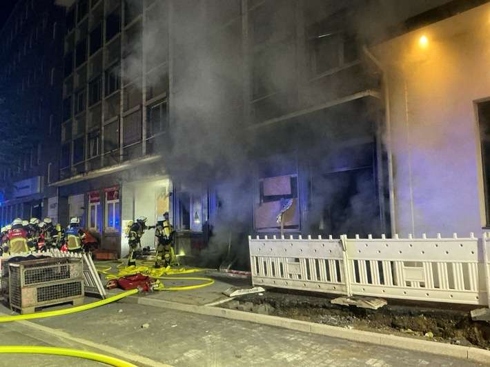FW-E: Kellerbrand in leerstehendem Gebäude in der Essener Innenstadt - vier Personen mit Brandfluchthauben gerettet