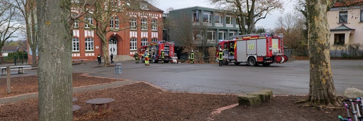 FW-DO: Unklare Rauchentwicklung in der Aplerbecker-Mark-Grundschule - Feuerwehr löscht Kleinbrand