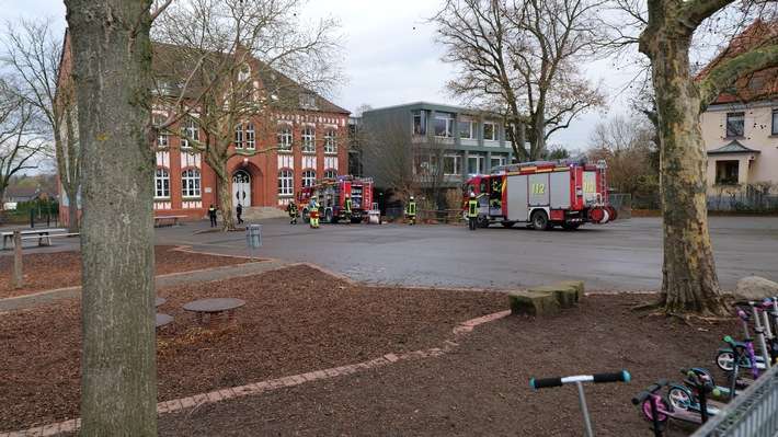 FW-DO: Unklare Rauchentwicklung in der Aplerbecker-Mark-Grundschule - Feuerwehr löscht Kleinbrand