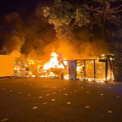 Feuerwehr MTK: Imbissstand steht lichterloh in Flammen