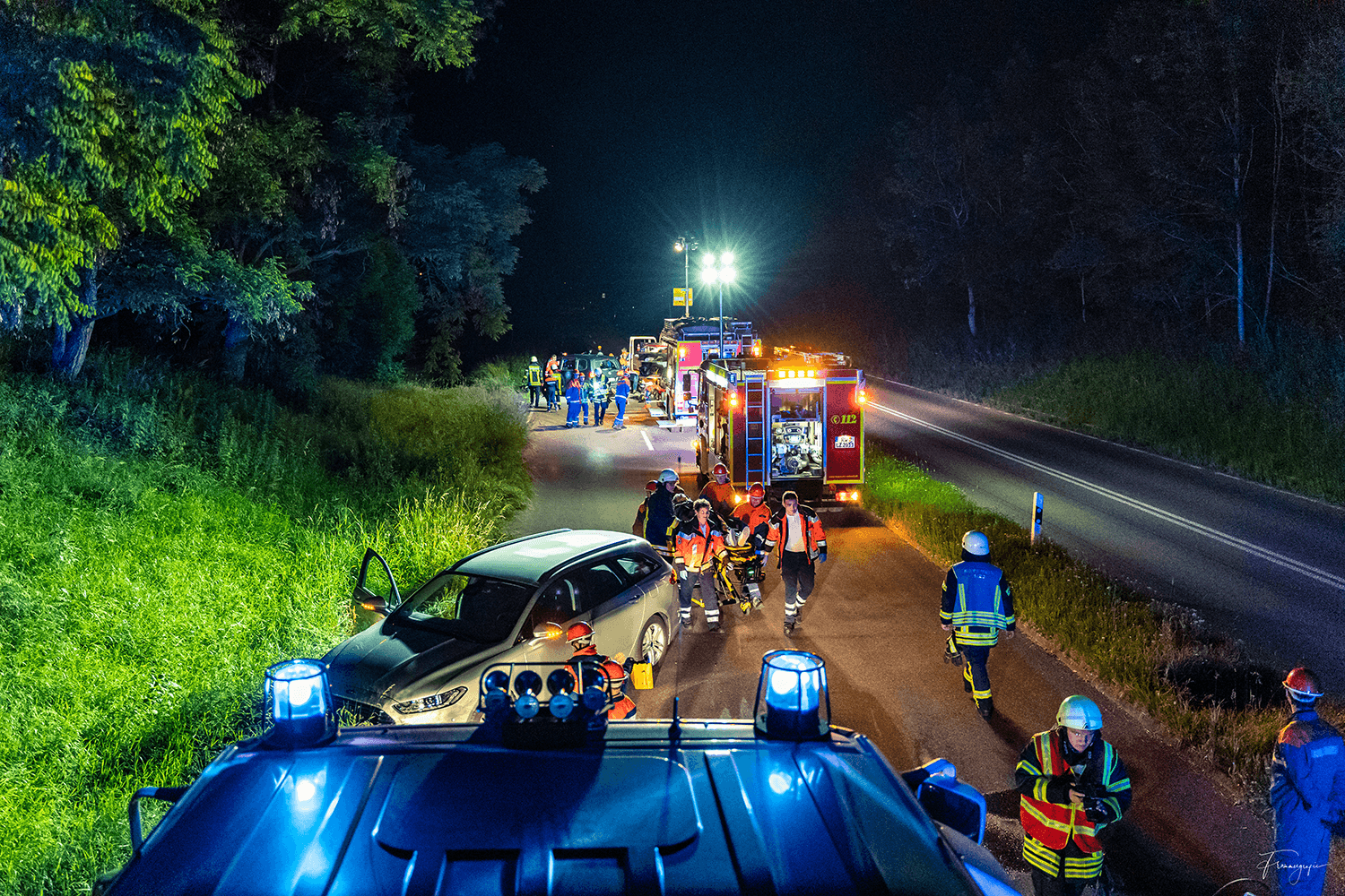Einsatzstelle bei einem Autounfall, Blaulicht.