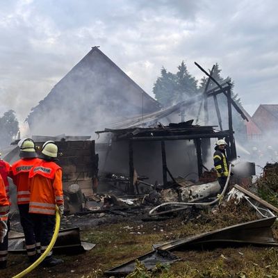 FW Lüchow-Dannenberg: +++ brennender Schuppen breitet sich auf Wohnhaus aus +++ Bewohner können sich unverletzt in Sicherheit bringen +++ Über 100 Feuerwehrleute im Einsatz +++