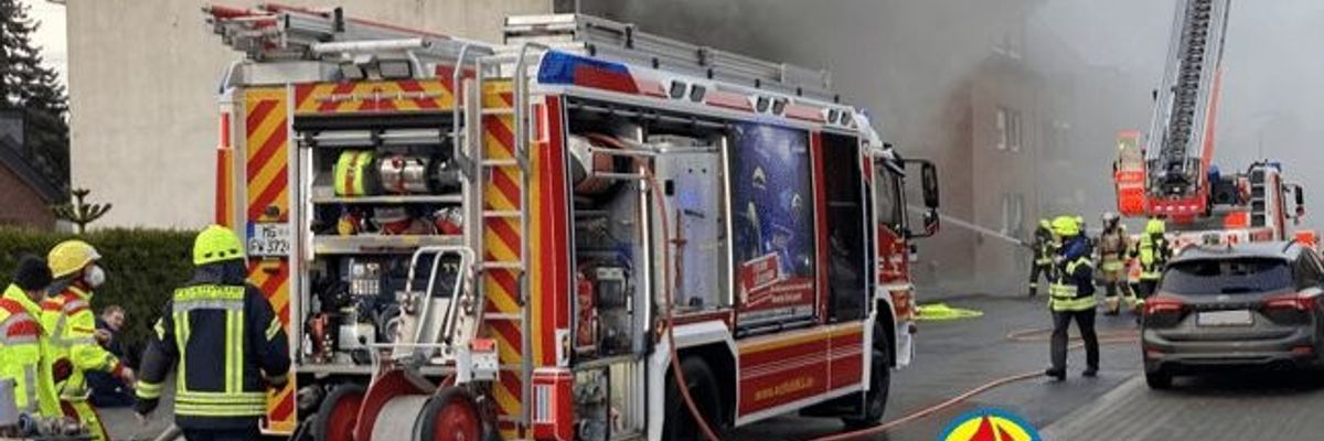 FW-MG: Brand in einer Kleingartenanlage mit mehreren Propangasflaschen