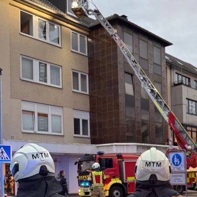 FW Mettmann: Brand in einer Dachgeschosswohnung