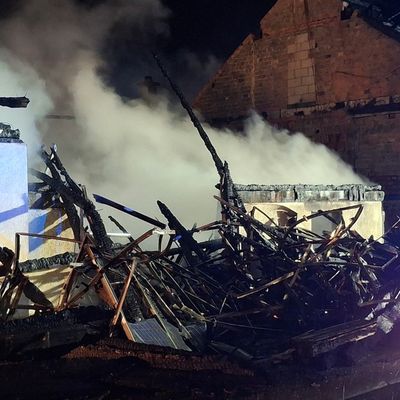 KFV-CW: Brand nach Blitzschlag zerstört Wohnhaus und Stallungen / 6 Pferde vor Flammen gerettet/Wasserversorgung zusammengebrochen