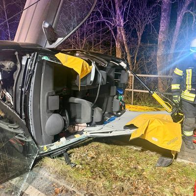 Feuerwehr MTK: Feuerwehr befreit Frau nach Alleinunfall auf der L3011 (FOTO)