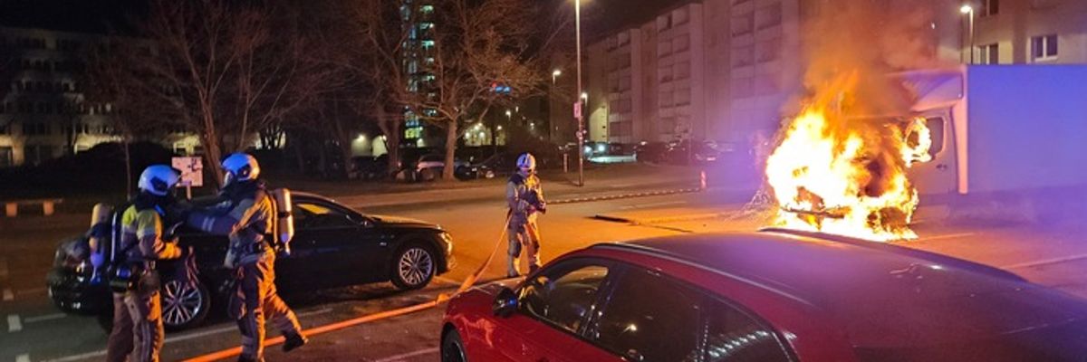 FW Dresden: Brand von zwei Kleintransportern
