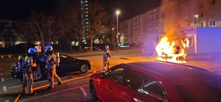 FW Dresden: Brand von zwei Kleintransportern