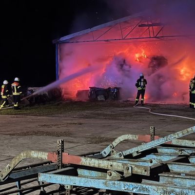 FW-ROW: Scheunenbrand beschäftigt Feuerwehren über 21 Stunden