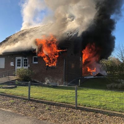 FW Minden: Ausgedehnter Wohnhausbrand in Minden-Dankersen, eine Person verstorben