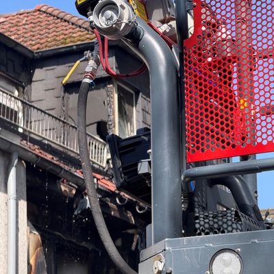 FW-OB: Balkonbrand greift auf Wohnung und Teile des Daches über