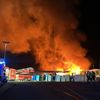 FW Moers: Großbrand an Baumarkt in Moers-Scherpenberg