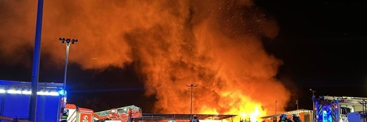 FW Moers: Großbrand an Baumarkt in Moers-Scherpenberg