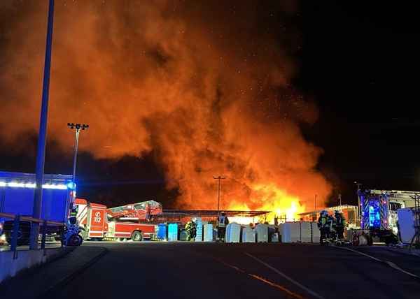FW Moers: Großbrand an Baumarkt in Moers-Scherpenberg