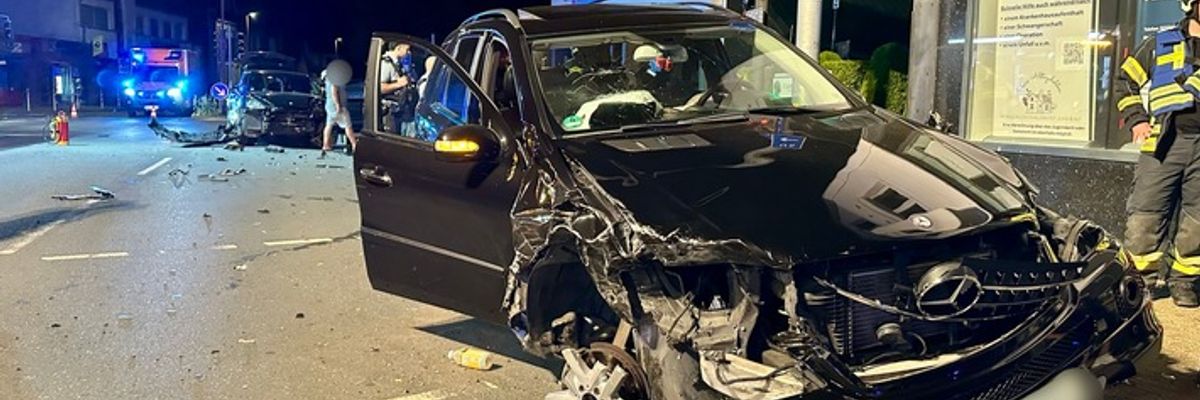 FW-EN: Schwerer Verkehrsunfall im Kreuzungsbereich