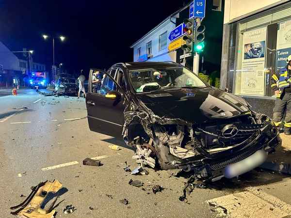 FW-EN: Schwerer Verkehrsunfall im Kreuzungsbereich