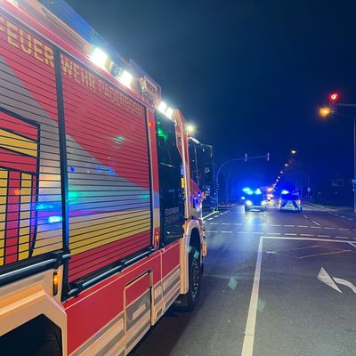 FW Paderborn: Brand mehrerer Müllcontainer direkt am Wohngebäude