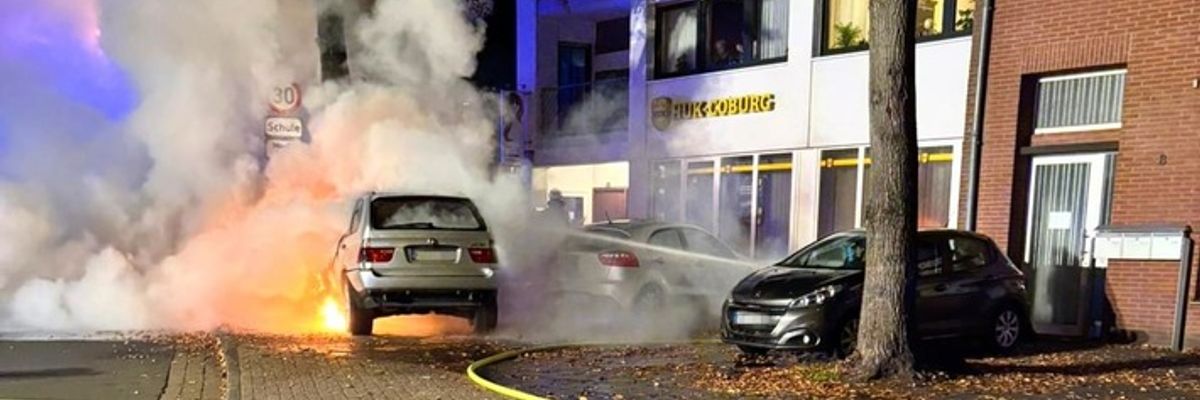 FW-KLE: Fahrzeugbrand nach Verkehrsunfall - Feuerwehr verhindert Übergreifen der Flammen