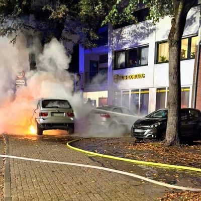 FW-KLE: Fahrzeugbrand nach Verkehrsunfall - Feuerwehr verhindert Übergreifen der Flammen