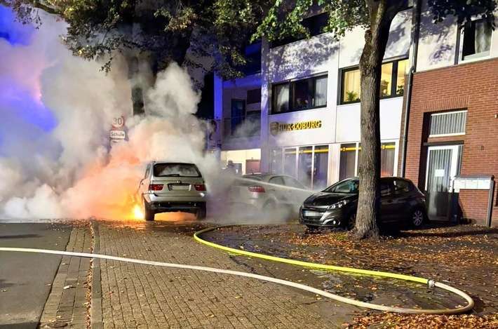 FW-KLE: Fahrzeugbrand nach Verkehrsunfall - Feuerwehr verhindert Übergreifen der Flammen