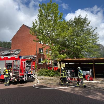FW-AUR: Holzschuppen vor Wohngebäude in Vollbrand