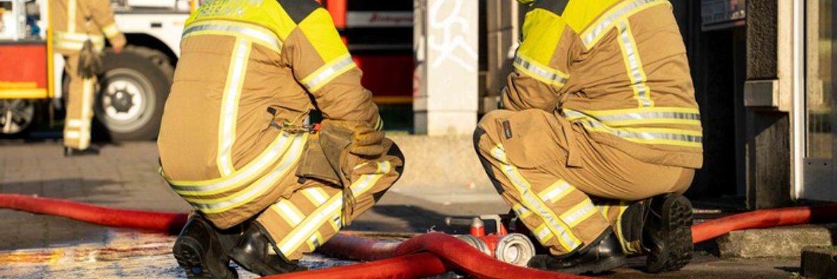 FW Dresden: Wohnungsbrand in einem Mehrfamiliengebäude