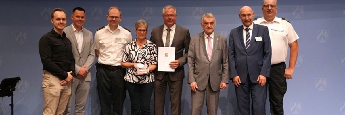 FW Dinslaken: TAR Automation GmbH erhält Förderplakette für besonderes Engagement im Brand- und Katastrophenschutz