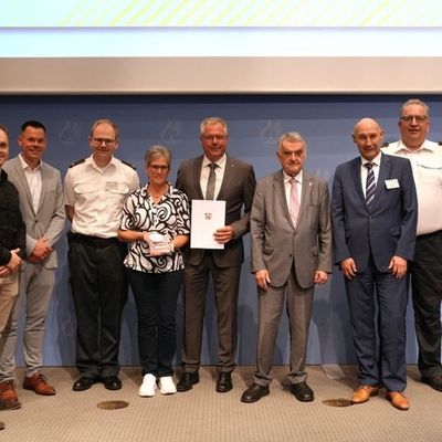 FW Dinslaken: TAR Automation GmbH erhält Förderplakette für besonderes Engagement im Brand- und Katastrophenschutz