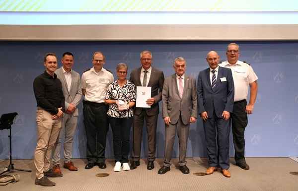 FW Dinslaken: TAR Automation GmbH erhält Förderplakette für besonderes Engagement im Brand- und Katastrophenschutz