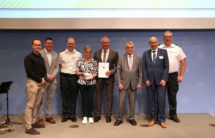 FW Dinslaken: TAR Automation GmbH erhält Förderplakette für besonderes Engagement im Brand- und Katastrophenschutz