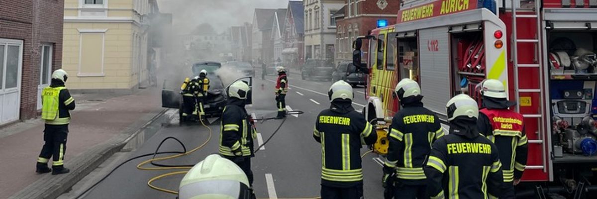 FW-AUR: Auto fängt während der Fahrt Feuer