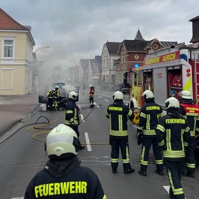 FW-AUR: Auto fängt während der Fahrt Feuer